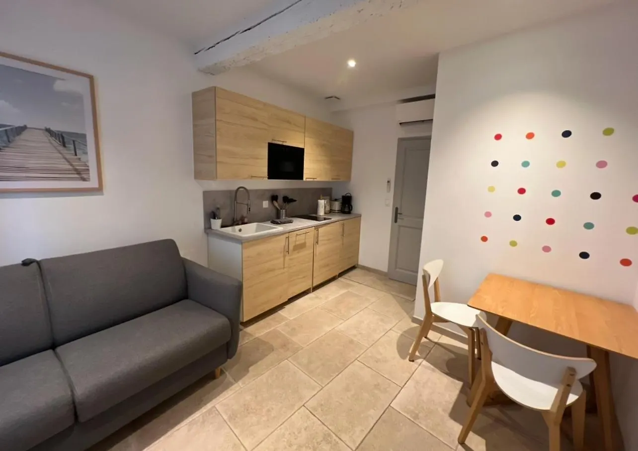 Holiday In Arles: Appartement De L'Amphitheatre 0*, Arles France