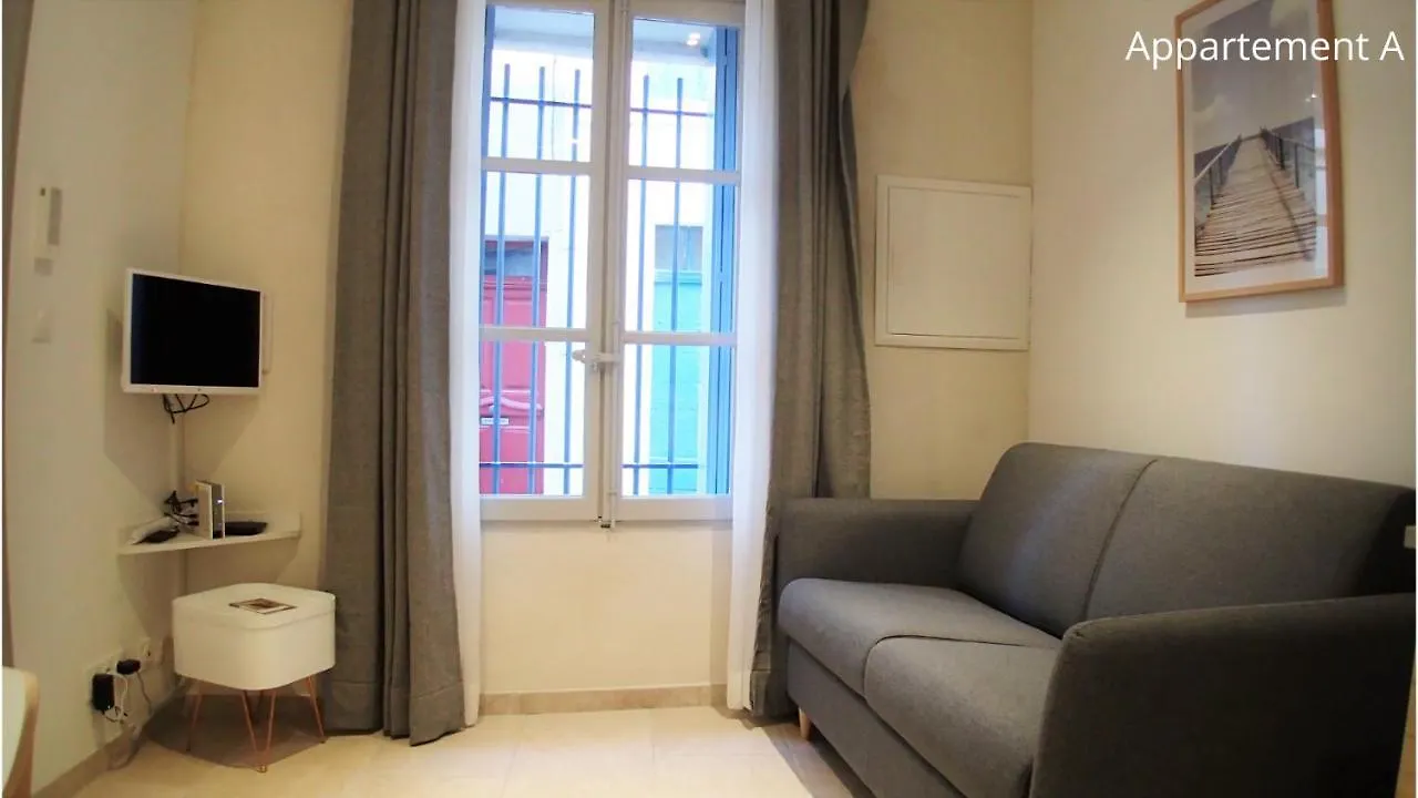 Holiday In Arles: Appartement De L'Amphitheatre