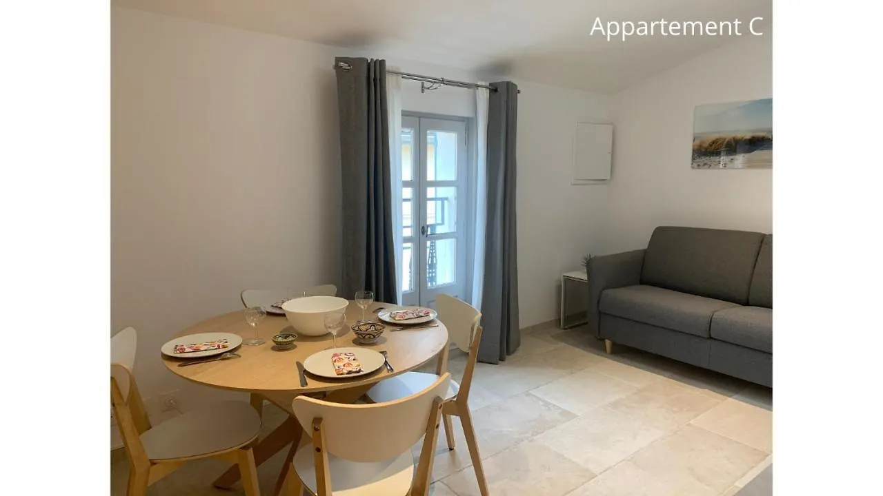 Holiday In Arles: Appartement De L'Amphitheatre 0*, Arles